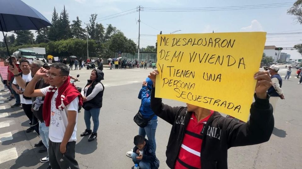 Más de 15 familias bloquearon el Eje 1 Poniente Avenida Cuauhtémoc y Baja California, en la colonia Roma Sur.