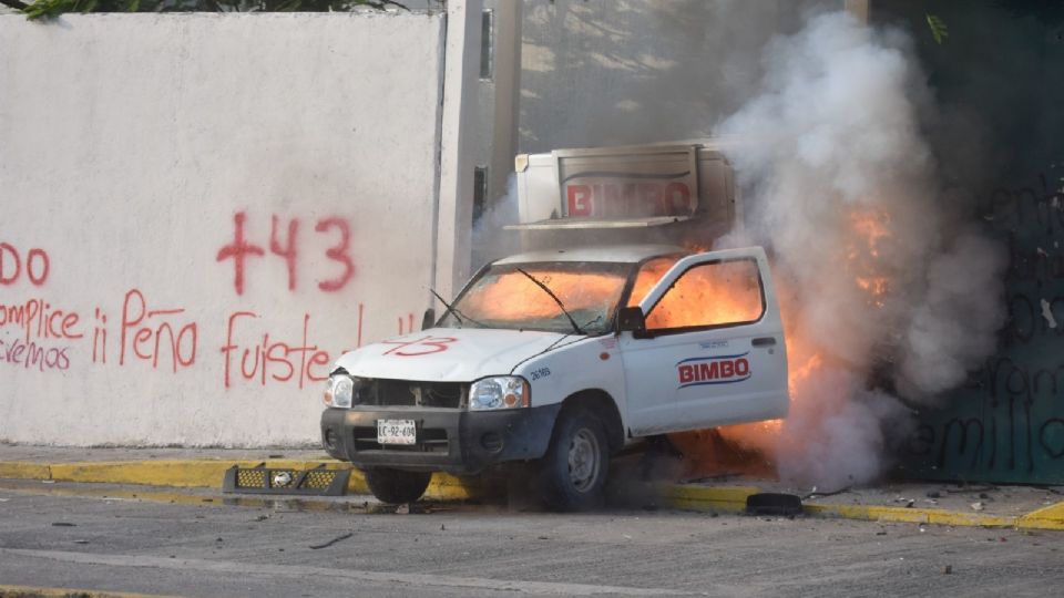 Estudiantes vandalizan escuela tras caso Ayotzinapa