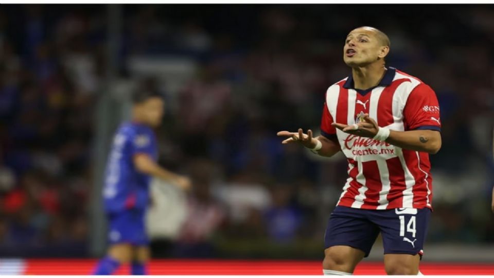 El club de Guadalajara aún no ha decidido sobre la presencia de Chicharito en el campo de juego.