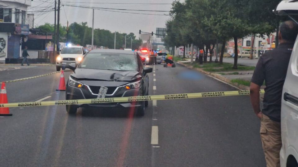 El conductor del automóvil declaró que el peatón bajó del camellón central en un tramo oscuro y no pudo evitar impactarlo y proyectarlo varios metros.