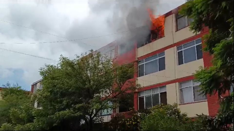 El siniestro fue reportado en el cuarto piso del edificio 19 ubicado sobre la calle Florencio Antillón.