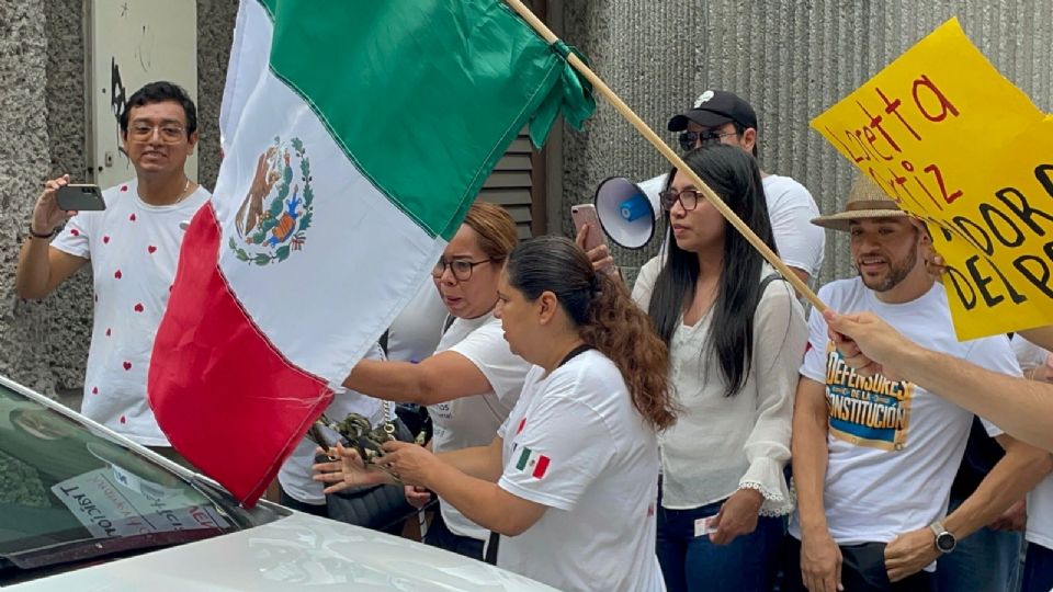 Los trabajadores del Poder Judicial buscaron acercarse a la ministra durante su estancia en el Congreso del Estado.