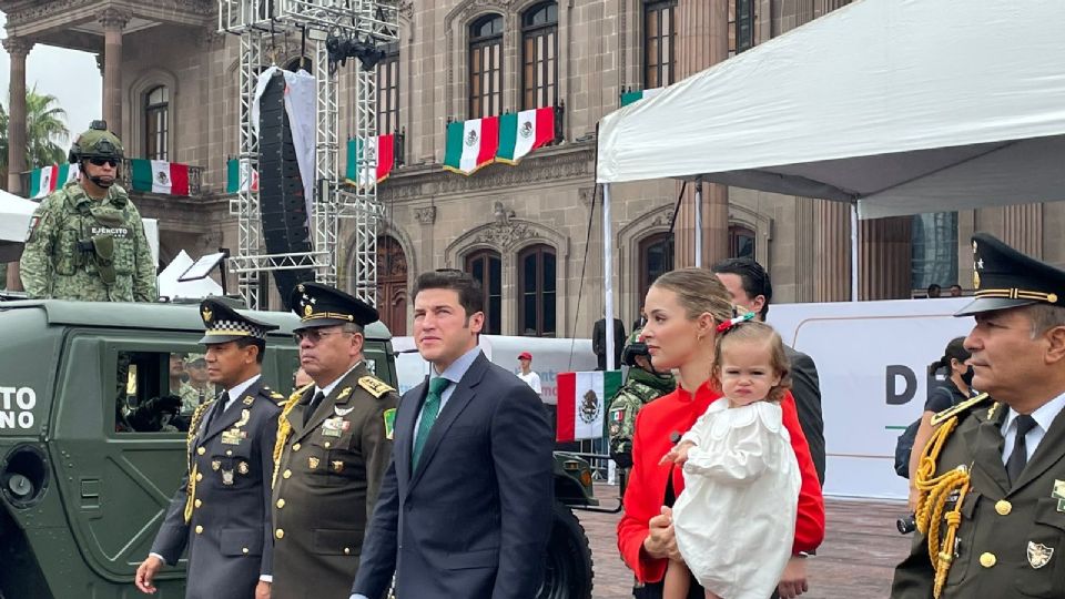 El gobernador Samuel García presenció junto a su familia el Desfile Cívico Militar desde Palacio de Gobierno.