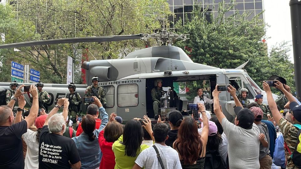 A su paso por Paseo de la Reforma en la Ciudad de México las fuerzas armadas fueron recibidas entre aplausos, chiflidos y gritos de ¡México!.