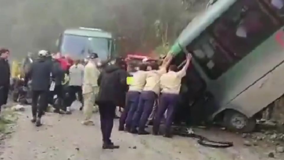 Cuatro mexicanos resultaron heridos tras volcar un autobús en la zona de Machu Pichu, Perú.