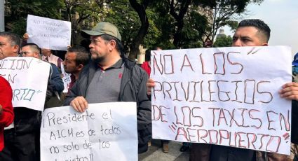 Conductores de taxis por aplicación protestan en el Zócalo capitalino