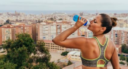 El peligroso motivo por el que no debes tomar sueros rehidratantes como si fuera agua, según Profeco