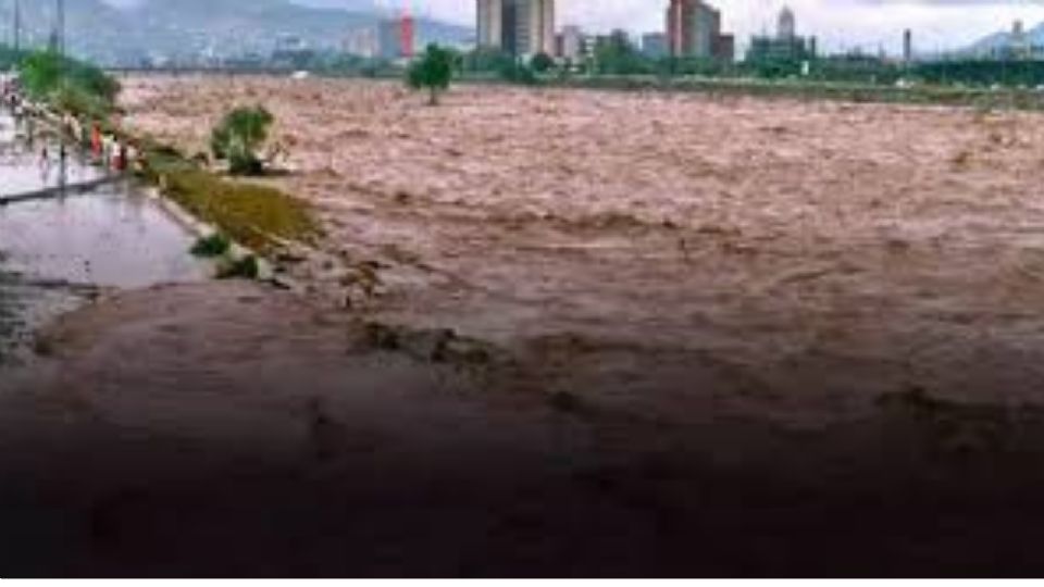 El cauce del río Santa Catarina quedó desbordado y arrasó con todo a su paso, incluyendo vehículos, juegos mecánicos y árboles de la zona.