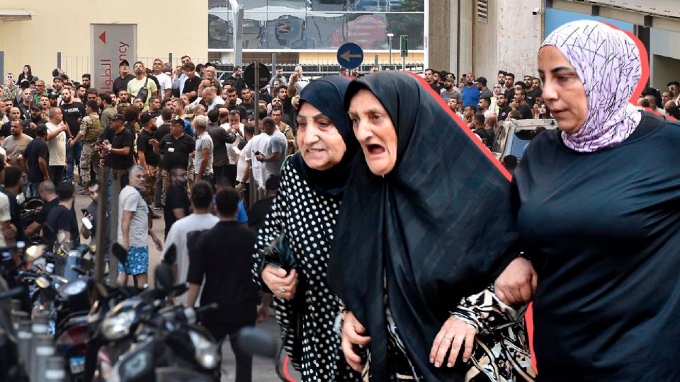 Soldados libaneses y miembros de Hezbollah se reúnen frente al Centro Médico de la Universidad Americana de Beirut (AUBMC) después las explosiones buscapersonas.