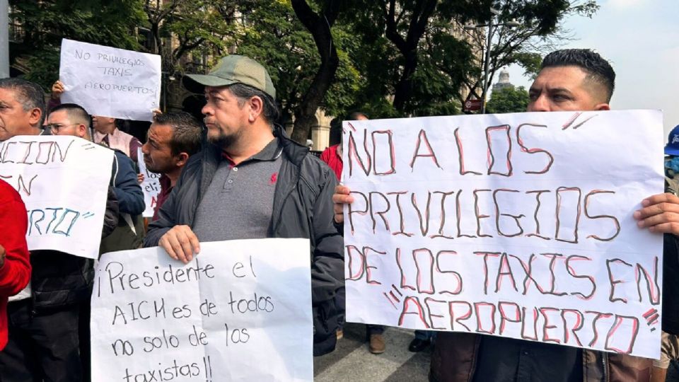 Conductores de taxis por aplicación protestaron contra las nueva medidas impuestas por el AICM