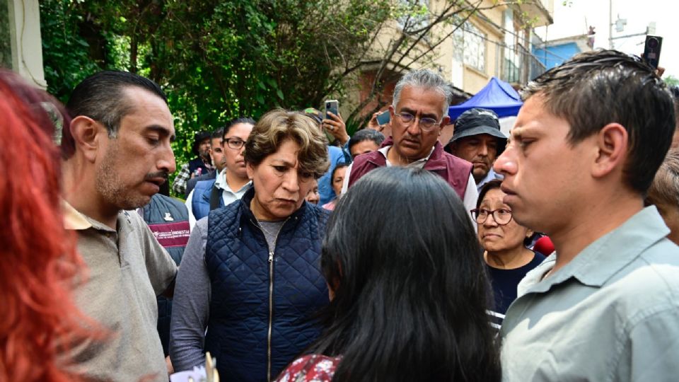 La gobernadora del Edomex, Delfina Gómez, visitó la zona del deslave en Naucalpan.