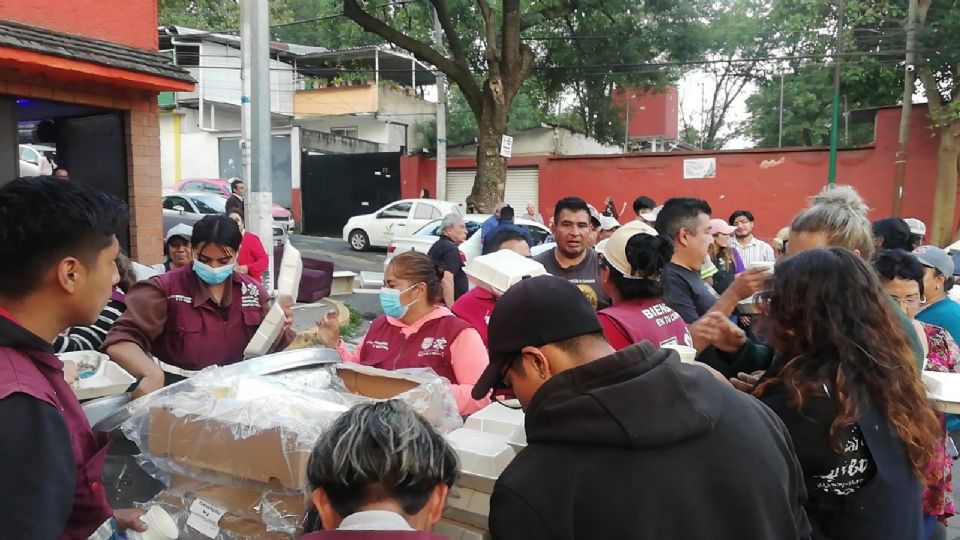 Reparten cobertores a los afectados.