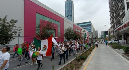 Trabajadores del Poder Judicial protestan durante la Cumbre de Premios Nobel en Monterrey