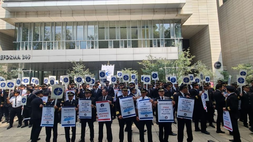 Los pilotos protestaron en Paseo de la Reforma.