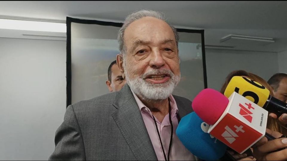 Carlos Slim visita Monterrey por la Cumbre Mundial de Premios Nobel.