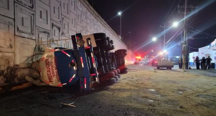 Pipa que transportaba ácido se vuelca en carretera Miguel Alemán