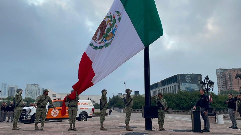 Miembros de Protección Civil en el Estado realizaron el izamiento de bandera a media hasta en memoria de las víctimas de los sismos del 19 de septiembre de 1985 y 2017.