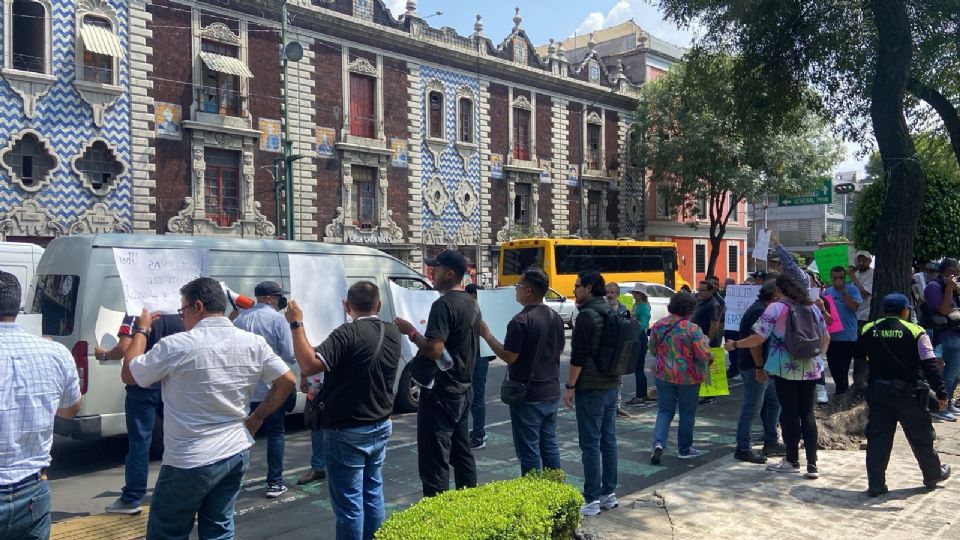 Taxistas por aplicación realizan una protesta frente a la SEGOB