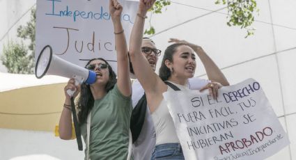 Plantan diputados morenistas a estudiantes que cuestionan Reforma judicial