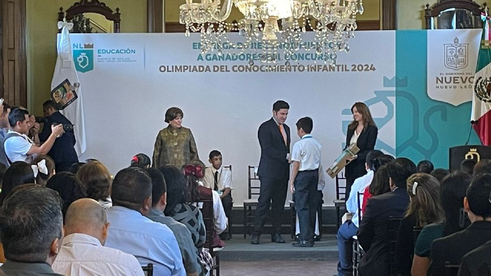 Entrega Samuel García reconocimientos a los mejores alumnos de la Olimpiada del Conocimiento Infantil