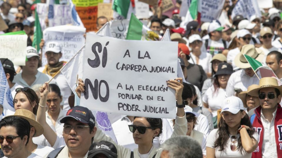 Estudiantes protestaron en contra de la reforma al Poder Judicial.