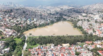 Tapón de basura impide desfogue de agua en presa