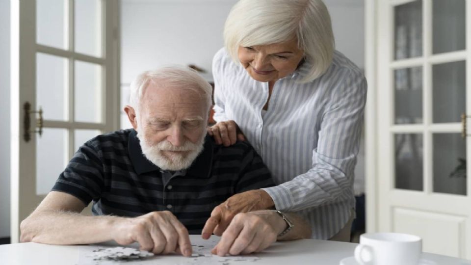 La capacidad de concentración y solución de problemas se ve comprometida en la persona que padece Alzheimer.
