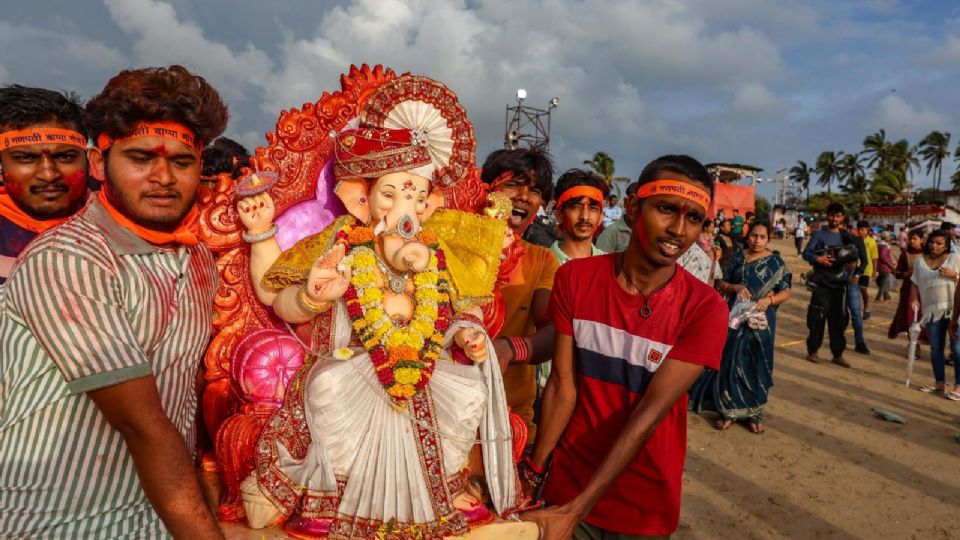 Devotos llevan un ídolo del dios hindú con cabeza de elefante.