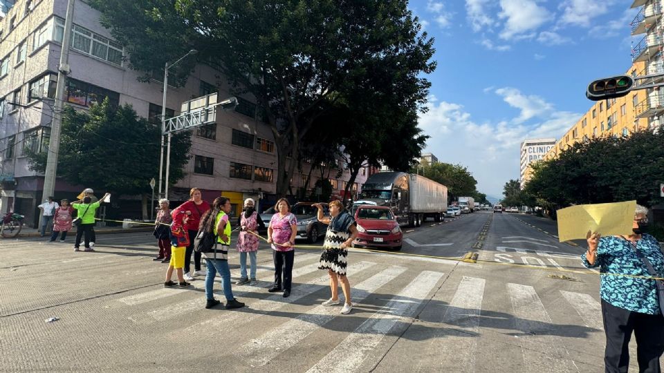 Vecinos de la calle Zaragoza cerraron la circulación vehicular del eje uno poniente Guerrero y la calle Violeta.