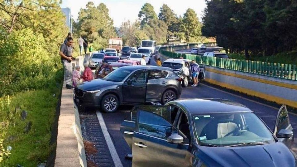 Una carambola se registró este domingo en la México-Cuernavaca que involucró a al menos 16 vehículos.