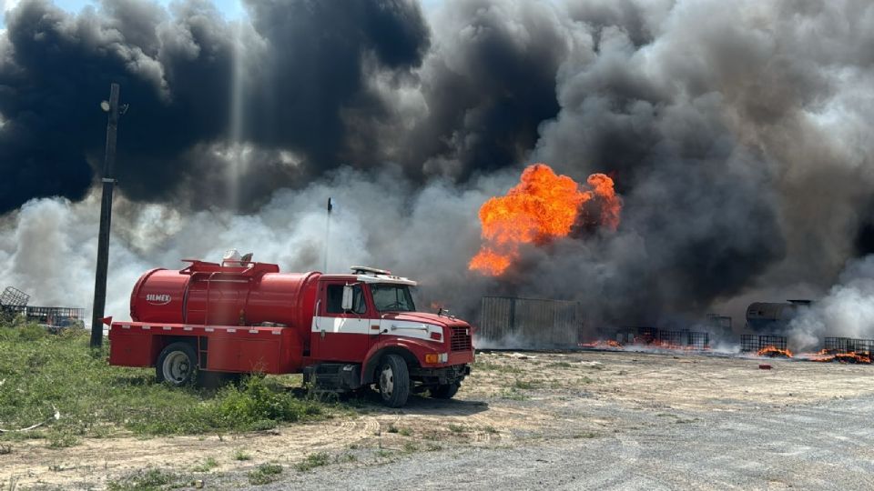 Incendio de contenedores moviliza a Bomberos y Protección Civil en Salinas Victoria