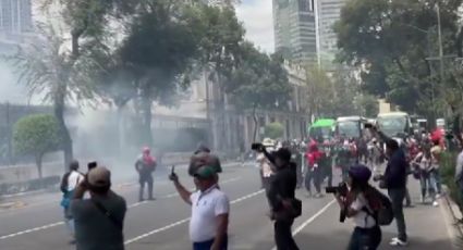 Normalistas de Ayotzinapa lanzan cohetones contra Segob (video)