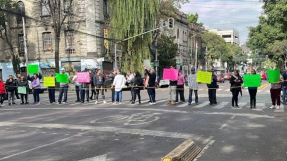 Se manifiestan con el cierre a la vialidad en el cruce de la avenida Antonio Caso y Miguel E. Schulz.