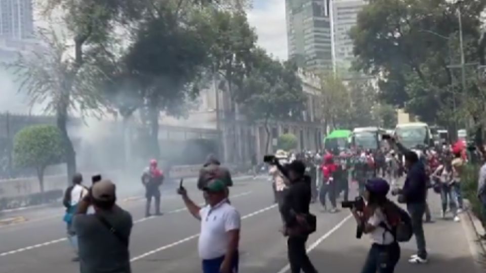 Normalistas de Ayotzinapa lanzan cohetones contra Gobernación.