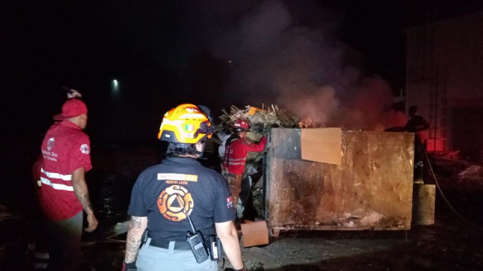 Elementos de Protección Civil y Bomberos trabajaron en las maniobras de control del fuego para eliminar riesgos en la zona.