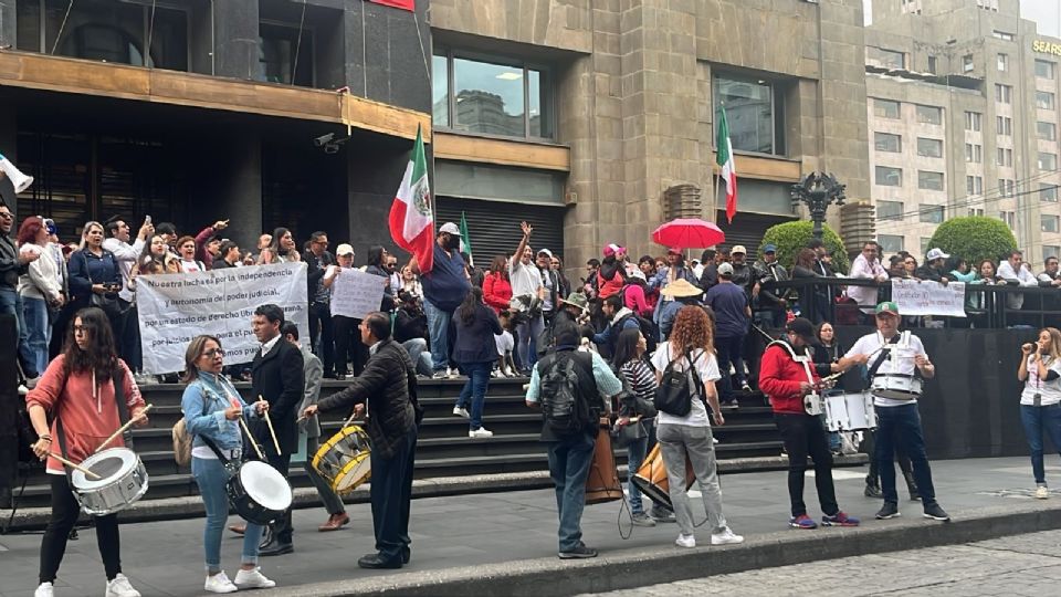 Trabajadores del Poder Judicial protestan ante la sede del Banco de México.