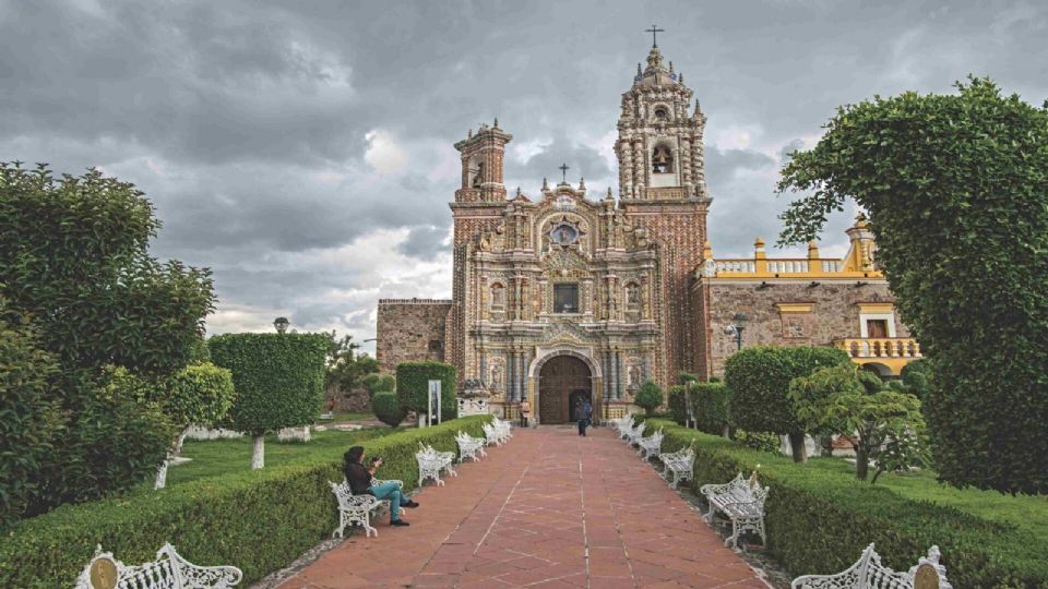 Famoso por sus 37 iglesias y su impresionante pirámide, Cholula se encuentra a solo dos horas de la Ciudad de México.