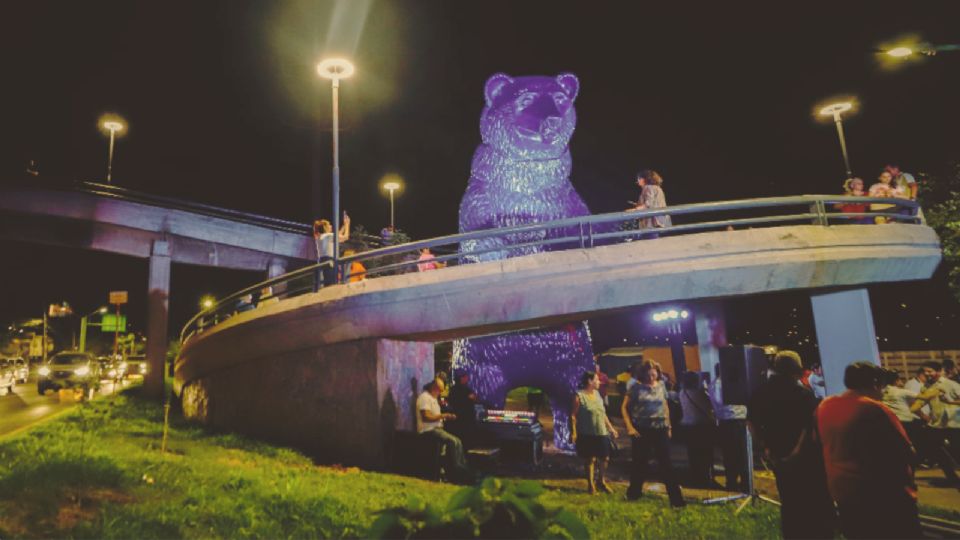 La escultura de El Residente fue colocada en el camellón de la avenida Lázaro Cárdenas en la zona sur, frente al Parque El Gusanito de la colonia Del Paseo Residencial.