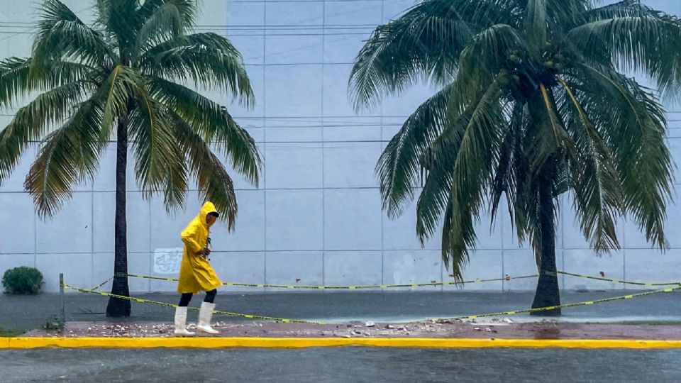 La depresión tropical 'John' nuevamente subió a tormenta tropical, informó el SMN.