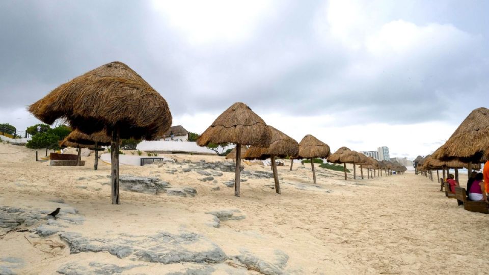 Continuarán las lluvias por 'John' y 'Helene'.