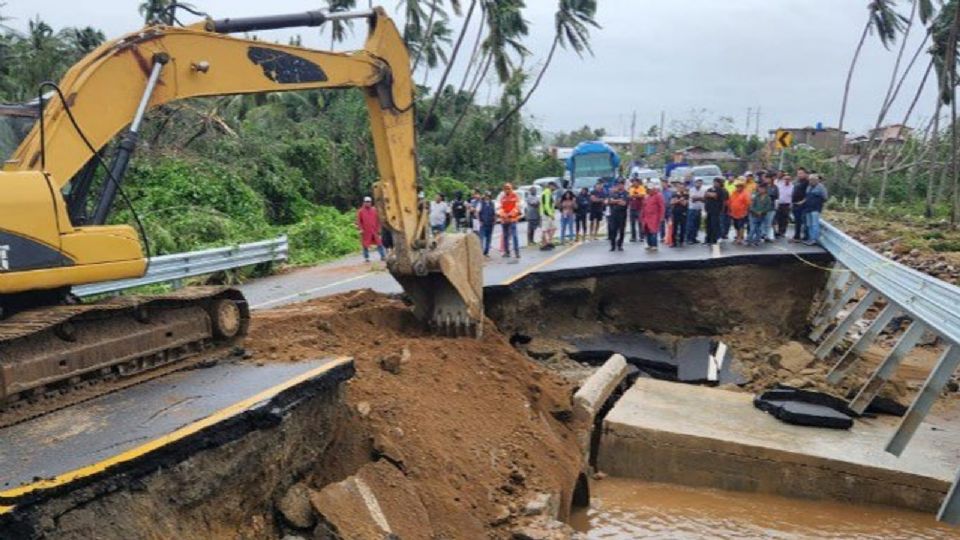 Carreteras afectadas por huracán 'John'.