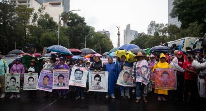 Marchan padres y madres de Ayotzinapa a diez años de la desaparición de sus 43 hijos