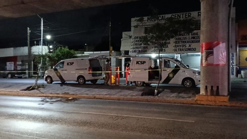 Luego de presuntamente robarse una camioneta, el hombre se impactó con varios vehículos estacionados sobre la avenida Aztlán.