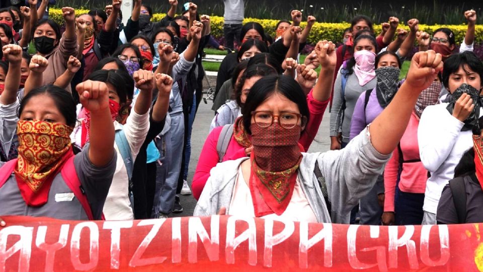 Madres, padres de los 43 estudiantes desaparecidos en 2014 en Ayotzinapa.