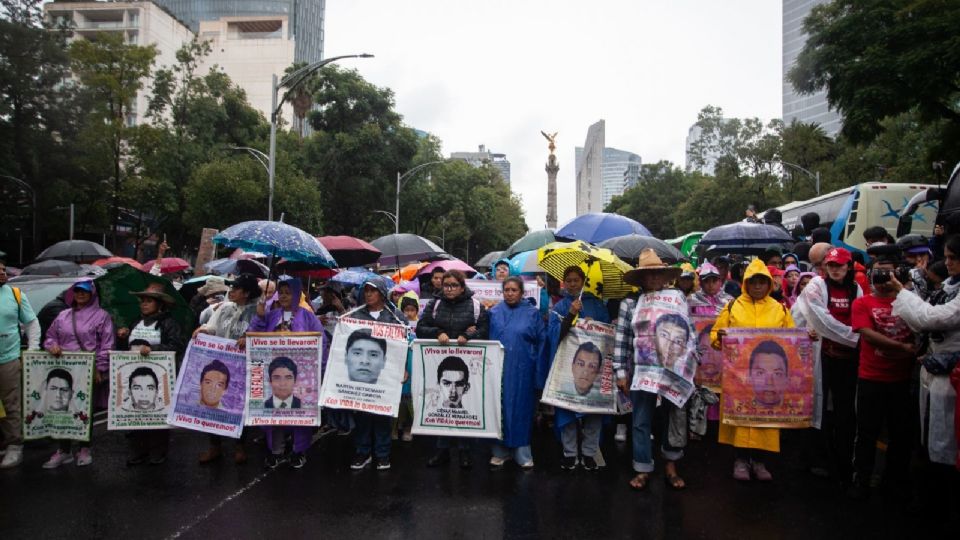 Manifestantes advirtieron que sin importar quien estén el gobierno, ellos seguirán buscando a cada uno de sus hijos.