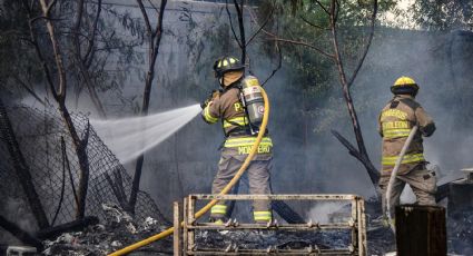 Incendio consume tejabanes en Pablo A. de la Garza en Monterrey