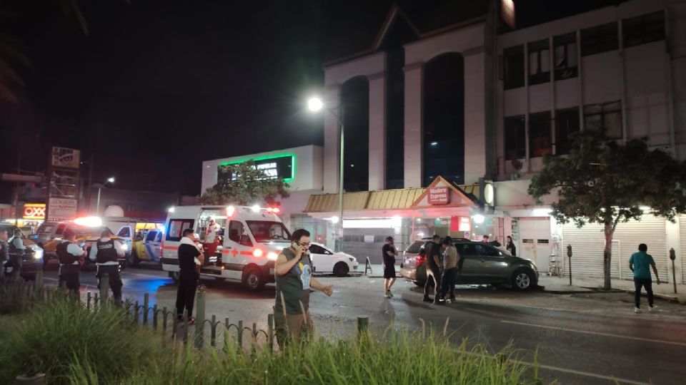 Elementos de Bomberos Nuevo León, Protección Civil estatal y municipal, además de paramédicos de Cruz Roja atendieron el llamado de emergencia.