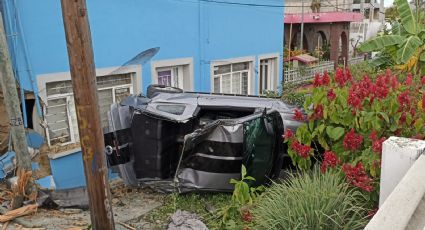 Se registran múltiples volcaduras en NL este domingo; un auto cayó sobre una vivienda