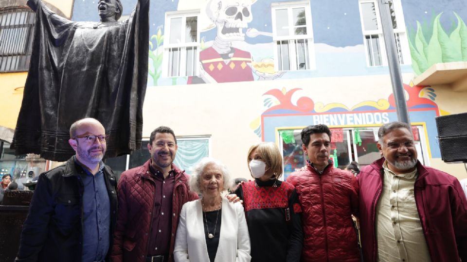 Autoridades capitalinas develaron la escultura de la cantautora Chavela Vargas, en el Paseo de las Luminarias de Plaza Garibaldi.