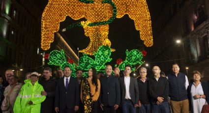 Encienden alumbrado decorativo en el Zócalo para celebrar las fiestas patrias